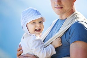 Tata na macierzyńskim. Ojcowie coraz częściej korzystają z płatnej opieki nad dziećmi