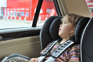 Dziecko spało zamknięte w aucie. Przechodnie wezwali policję