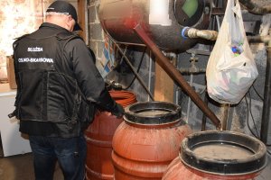 Funkcjonariusze KAS i policji zlikwidowali nielegalną bimbrownię
