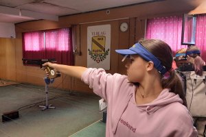 Młodzież próbuje sił w strzelectwie sportowym