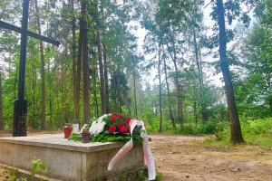 W lesie odkryto masowe groby z prochami więźniów niemieckiego obozu