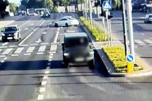 Mercedesem wjechał w barierki. 22-latek stracił prawo jazdy