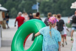 Biała flaga na maszcie. Ruszył sezon na miejskich kąpieliskach