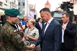 Szef MON w Elblągu: warto być częścią wielkiej wojskowej rodziny NATO