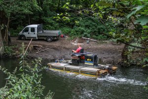Rozpoczęto koszenie dna Łyny. Roślinność zagraża terenom zalewowym