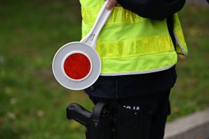 Nie miała prawa jazdy, a wiozła dzieci bez zabezpieczeń. Kobiecie grozi wysoka grzywna