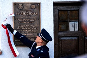 Zginął z rąk członków mafii. W Olsztynie odsłonięto tablicę pamiątkową Marka Cekały