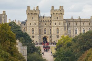 Trumna z ciałem królowej Elżbiety II złożona w krypcie królewskiej