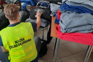 Podróbki w sklepie i na miejskim targowisku. Skarbówka zajęła towar