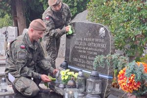 Żołnierze porządkowali groby na elbląskich cmentarzach