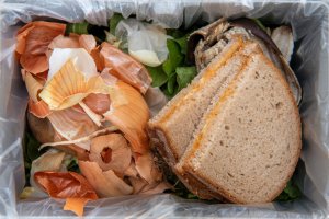 Wyrzucanie jedzenia jest dużym problemem społecznym