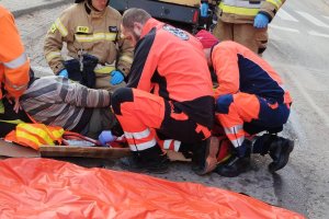 Wypadek w Wójtowie. Walec przygniótł kierującego ruchem mężczyznę