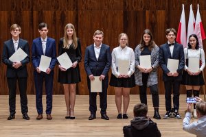 Najlepsi uczniowie odebrali stypendia premiera. 