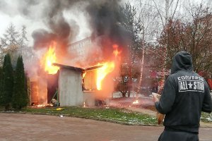 Pożar warzywniaka na Jarotach. Dwie osoby poważnie poparzone