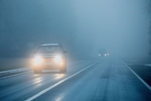 IMGW ostrzega przed gęstą mgłą oraz oblodzeniem dróg i chodników