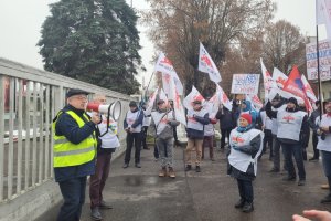 Pikieta Solidarności przed budynkiem browaru w Braniewie