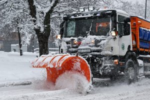 Śnieżna niedziela w regionie. Uwaga na śliskie drogi i rosnący poziom rzek