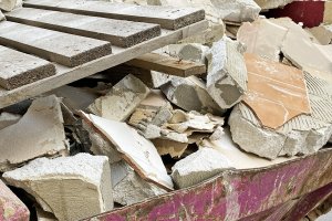 Wyrzucają i podrzucają. Mieszkańcy Elbląga nielegalnie pozbywają się gruzu