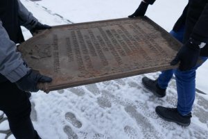 Zabytkowa tablica powróciła do podbraniewskiego Gronowa