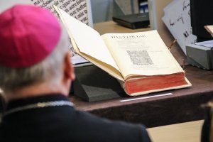 Cenne starodruki zostały odrestaurowane. Są to dzieła kardynała Andrzeja Batorego