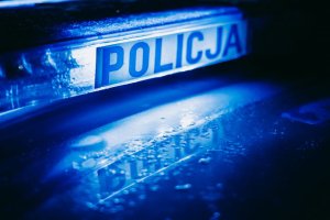 Driftował na parkingu, manewr zakończył w drzwiach marketu