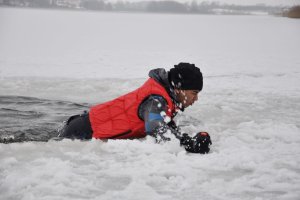 O krok od tragedii w Lidzbarku. Lód załamał się pod mężczyzną i jego psem