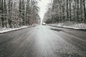 Kolejny dzień opadów śniegu w regionie. Na drogach może być ślisko