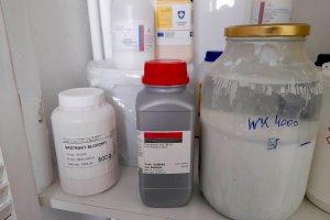 Aresztowano chemika amatora. W mieszkaniu były narkotyki i amunicja