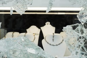 Włamał się do jubilera, część łupu pogubił. Złodziej został zatrzymany