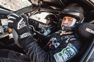 Hołowczyc spadł na trzecie miejsce... kilka godzin po dojechaniu do mety