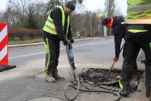 Łatanie dziur w elbląskich jezdniach. Ratusz apeluje o uważność