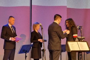 Artysta pielęgnujący pamięć o Żołnierzach Niezłomnych z medalem 