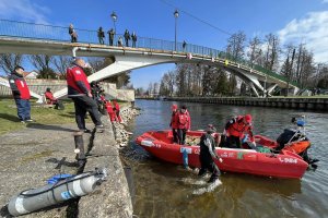 Granat na dnie Pisy. Wielkie sprzątanie jednej z najpiękniejszych rzek Mazur