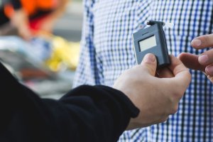 Badanie trzeźwości pracowników. Inspektor pracy przypomina o zasadach kontroli