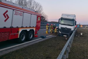 Na S51 samochód ciężarowy uderzył w bariery