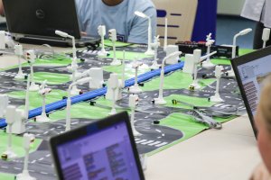 Programowanie, lot dronem i eksperymenty. Dzień Dziecka w naukowymi atrakcjami