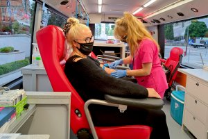 W centrum Olsztyna stanął krwiobus. 