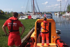 Motorówka wytworzyła falę, houseboat uderzył w nabrzeże