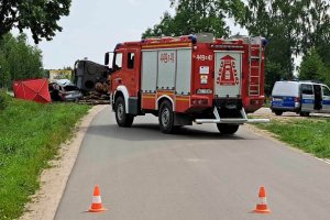 Samochód ciężarowy zderzył się z osobowym. Zginęła jedna osoba