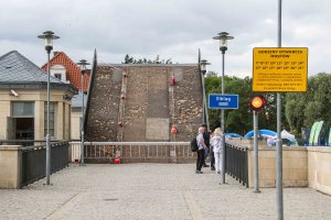 Wraki w rzece w centrum Elbląga. Czy zostaną wydobyte?