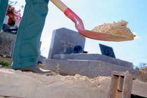 Jest oskarżony o próbę okradania grobów i znieważenie zwłok. Były grabarz stanął przed sądem