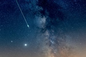 Kilkadziesiąt meteorów w ciągu godziny. Jak wygląda kulminacja roju Perseidów?