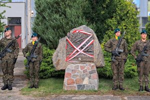 Pierwszy taki obelisk w Polsce. Upamiętnia bohaterów bitwy o Anglię