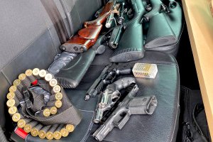 Przestrzelona szyba w oknie. Kobieta znalazła w domu pocisk