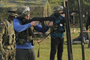 Ponad stu urzędników chwyci za broń