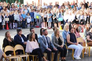 Spełnia się marzenie uczniów. Szkoła w Dywitach będzie miała zadaszone boisko