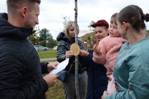 Zostaną zapamiętani na lata. W Ełku rodzice posadzili drzewa swoim pociechom