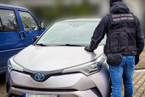 Wspólne działania policji i Straży Granicznej doprowadziły do odzyskania samochodu