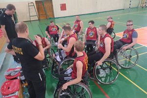 Zabawa i terapia. Koszykówka na wózkach zyskuje popularność w Olsztynie