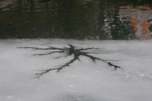 Groźne zdarzenie w Iławie. Pod dzieckiem załamał się lód